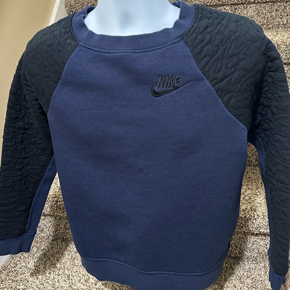 Authentic women’s *NIKE* textured sleeves soft pullover athletic sweatshirt - M
